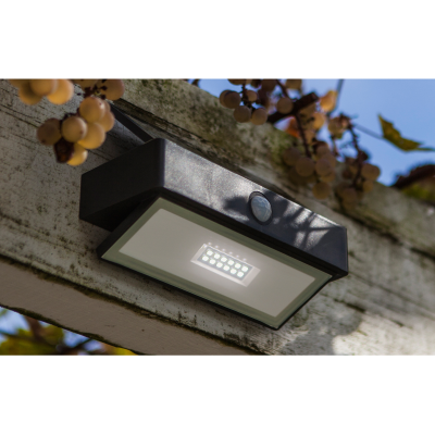 Wall Light, Arrow Solar Wall Light 5000K, IP44 Clear Glass Diffuser