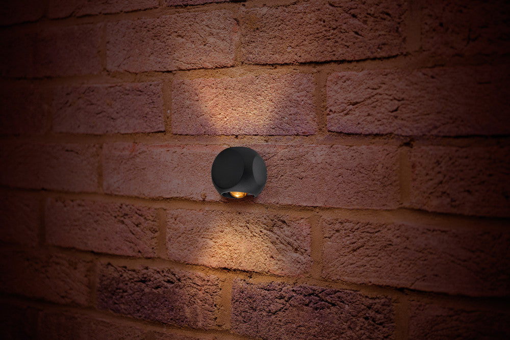 OUTDOOR DECORATIVE WALL LIGHT CROSSCUBE IP54 230LM 6W 3000K 2 WAY LIGHT DARK GREY INTEGRAL - ILDEB034