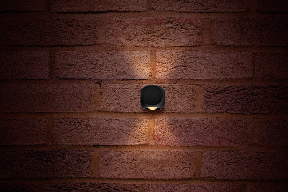 OUTDOOR DECORATIVE WALL LIGHT CROSSCUBE IP54 230LM 6W 3000K 2 WAY LIGHT DARK GREY INTEGRAL - ILDEB034