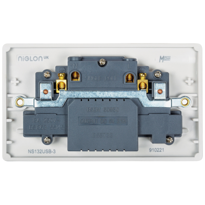 Median - Socket, 2 Gang (2G) Switched c/w 3.1A USB